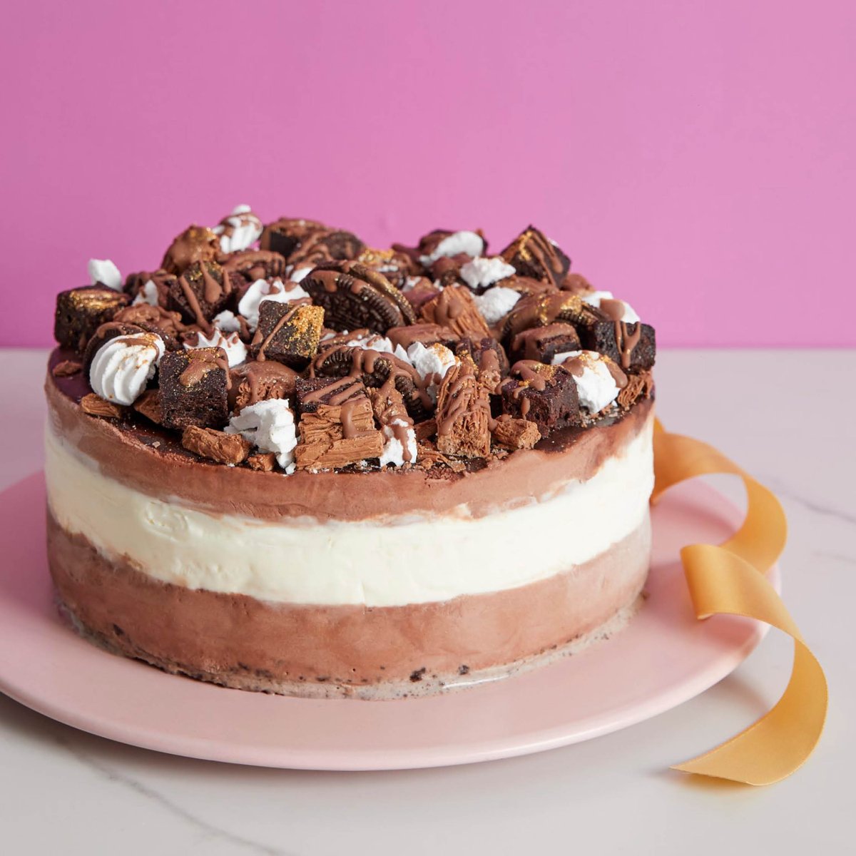 A special birthday. A family dinner. A tough week that needs cheering up. Whatever the moment, our frozen yoghurt cakes are made to celebrate it! Order yours now: marcels.co.za/celebration-ca… 

Pictured here: our Chocolate &amp; Vanilla Piñata Cake (R530)