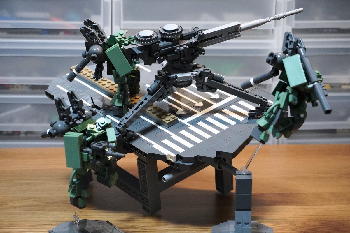 昨日制作したビッグ・ガン、台座としてデブリも合わせて作ったのは正解でしたね。オブジェとしても見栄えが出てくれました
サンダーボルト仕様のザクⅡ用に作ったスタンドも簡単ながら、色んな姿勢を取れるので遊び甲斐がある