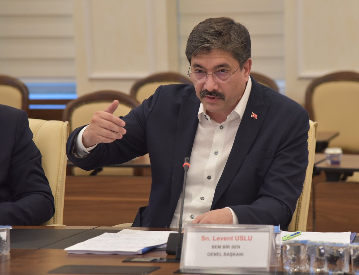 Bem_Bir_Sen's tweet photo. 8.Dönem 
Toplu Sözleşme 

Genel Yetkili Sendika 
Bem-Bir-Sen olarak
Kamu İşveren Heyeti ile 
Yerel Yönetimler 
Hizmet Koluna İlişkin 
Toplu Sözleşme Tekliflerimizin 
Müzakeresini Gerçekleştirdik.

#MemurTeklifBekliyor