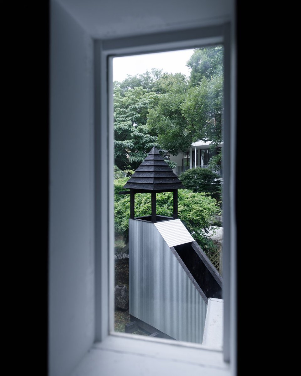 institut_tokyo's tweet photo. 💧🌳【展示】ノエル・ピカペール 「モヒトリ・パビリオン」
@villakujoyama  レジデントの建築家ノエル・ピカペールが設計した焼杉の技術を用いたパビリオンが #東京日仏学院 中庭で9/30まで展示中！
緑豊かな風景の中でさまざまな表情を見せるパビリオンをぜひご覧ください！
https://t.co/gOEEX30aw2 https://t.co/wbXFa7j4Xe