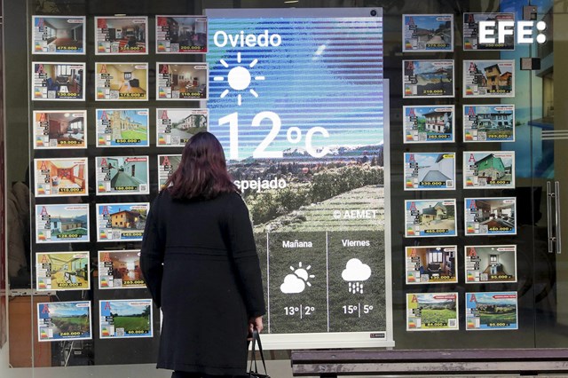 EFEnoticias's tweet photo. La emancipación juvenil sigue en mínimos: solo el 15,2 % se va de casa.

https://t.co/gdlkXBKMmq https://t.co/I85TirTYQe