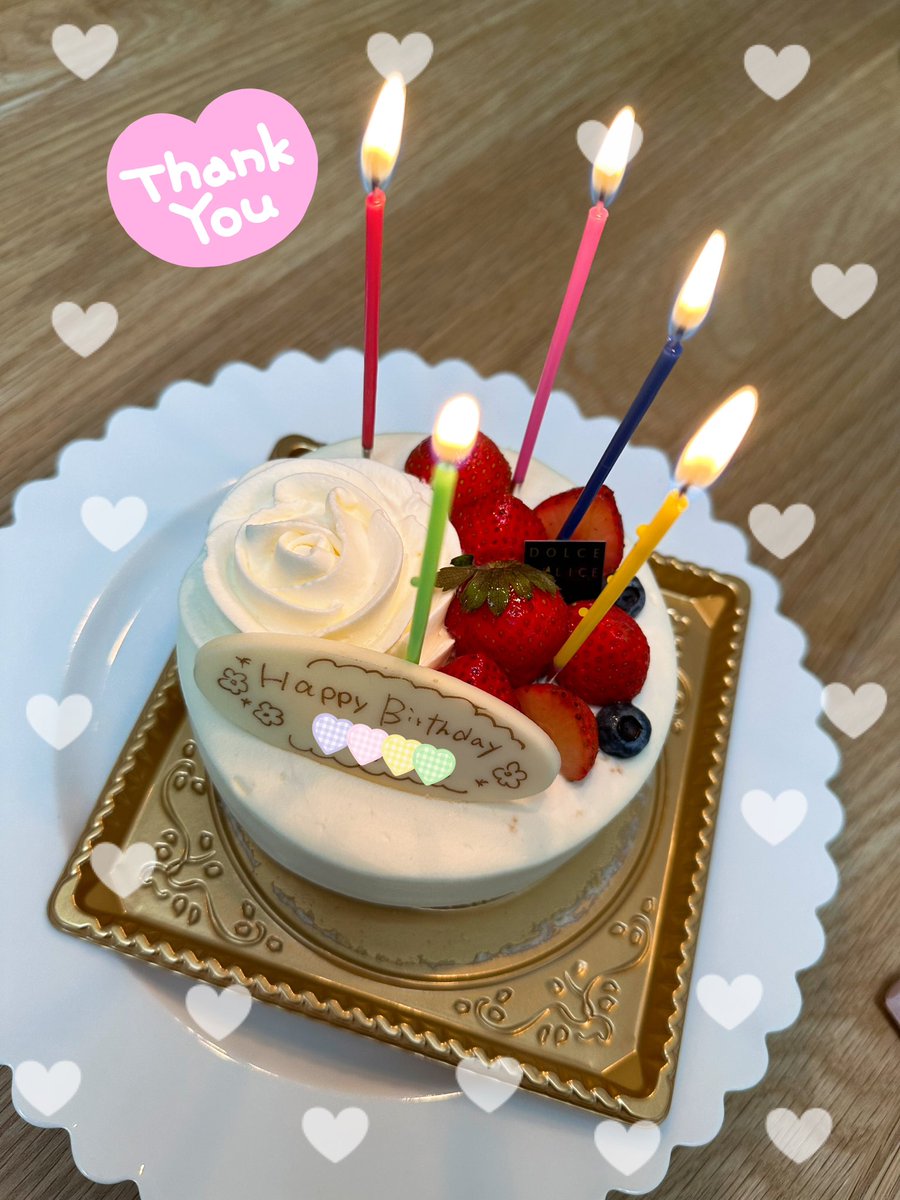 42歳の誕生日を迎えました！🙌
また一つ無事に歳を重ねられました。なるべく元気でいたいなー！
最近特に強く思うのですが、声をかけてくれる人たちが周りにたくさんいて、そんな優しい人たちにとても救われています。
大事な人がたくさんいるありがたい人生です。
まだまだもっと！がんばるぞ！🥳