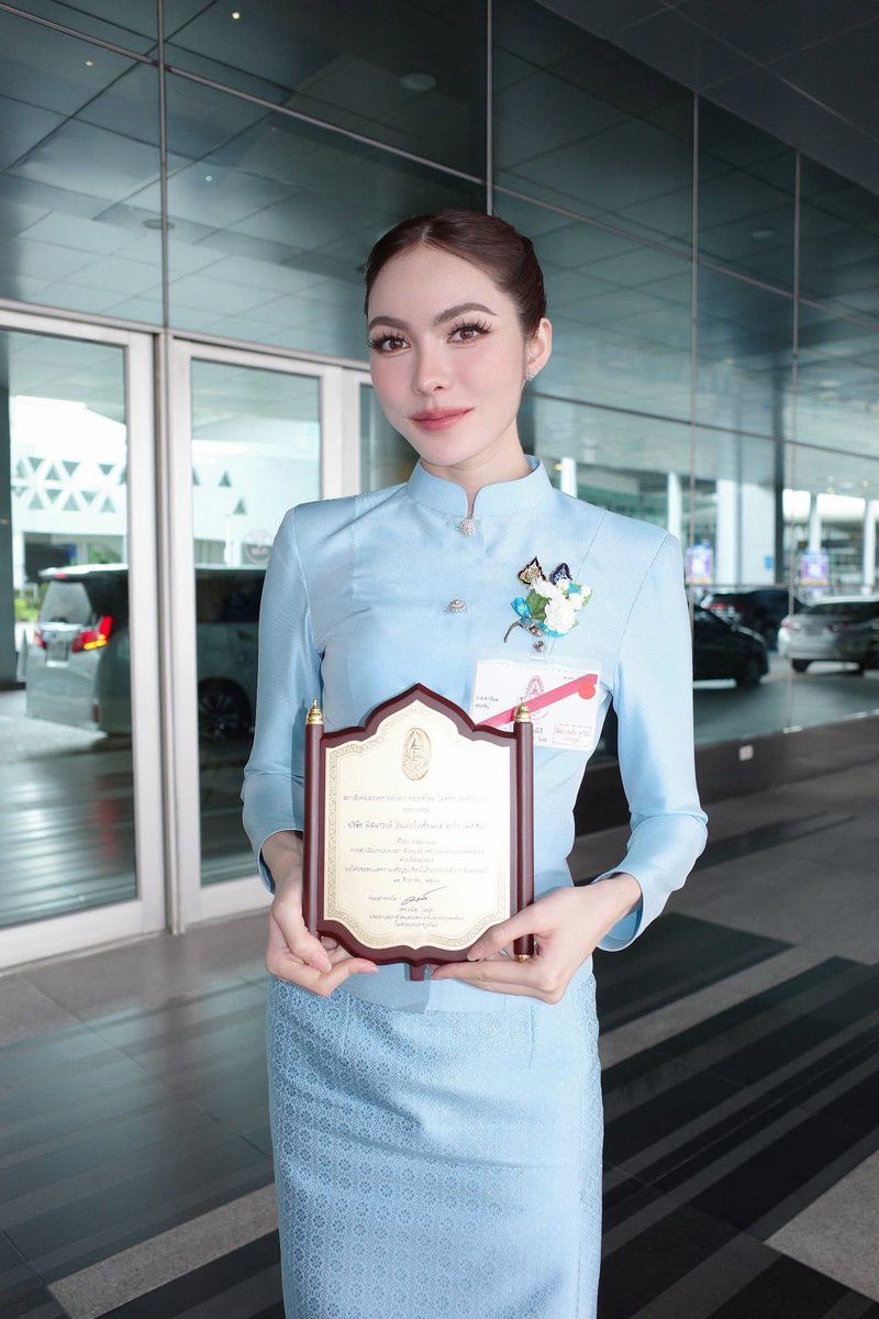 MissGrandTH's tweet photo. “ชาล็อต ออสติน“ เข้าร่วมพิธีรับรางวัลพระราชทานโล่เกียรติคุณผู้มีอุปการคุณ ประจำปี 2568 จากสมเด็จพระกนิษฐาธิราชเจ้า กรมสมเด็จพระเทพพระรัตนราชสุดาฯ สยามบรมราชกุมารี เนื่องในโอกาสวันแม่แห่งชาติ 12 สิงหาคม 2568 🩵

#ชาล็อตออสติน
#MissGrandThailand https://t.co/3kBZ95vtKk