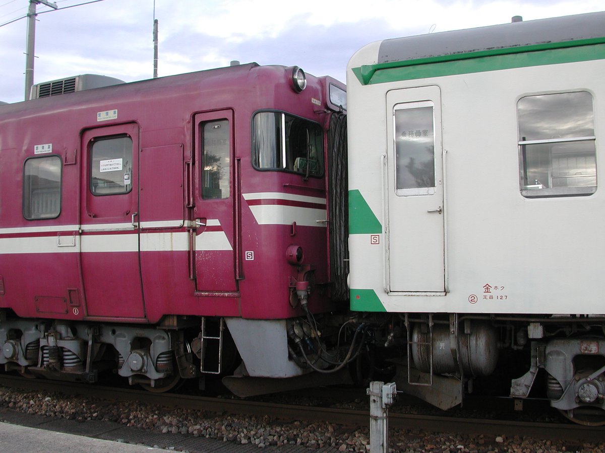 k_coupler's tweet photo. 懐かしいのキハ52116
2002年8月4日の城端線普通富山行322Dを城端駅と越中山田-城端間で撮影した記録から。 https://t.co/1yc6z7HnXF