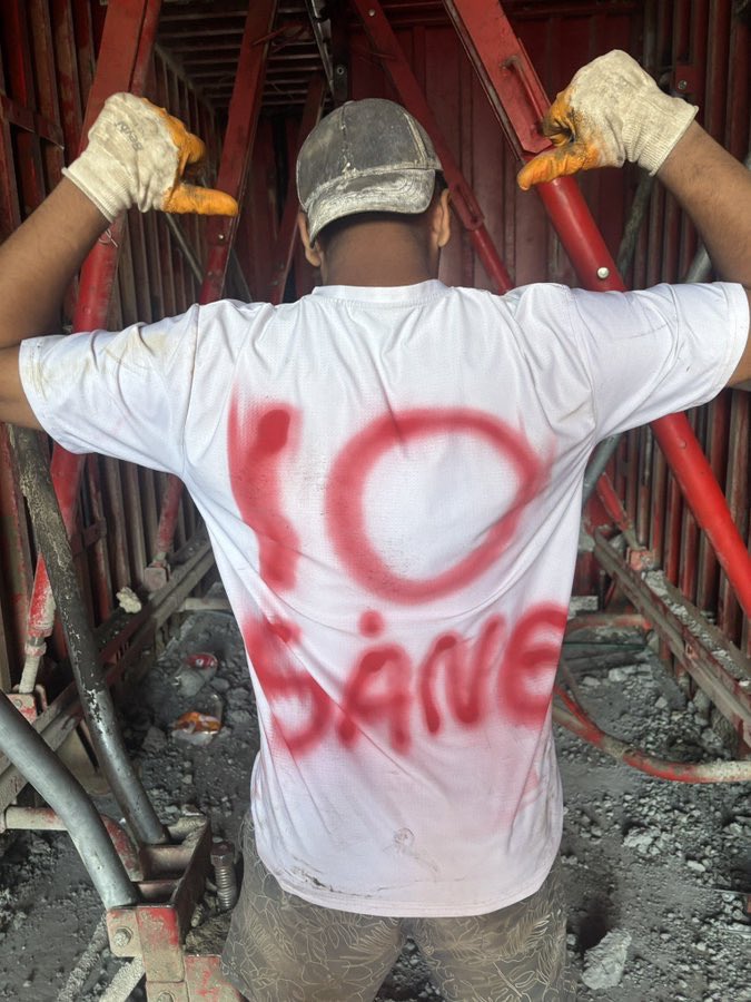 gagahaberyeni's tweet image. Malatya’da TOKİ inşaatında çalışan 17 yaşındaki Galatasaraylı gencin, kendi imkanlarıyla yaptığı Sane forması.