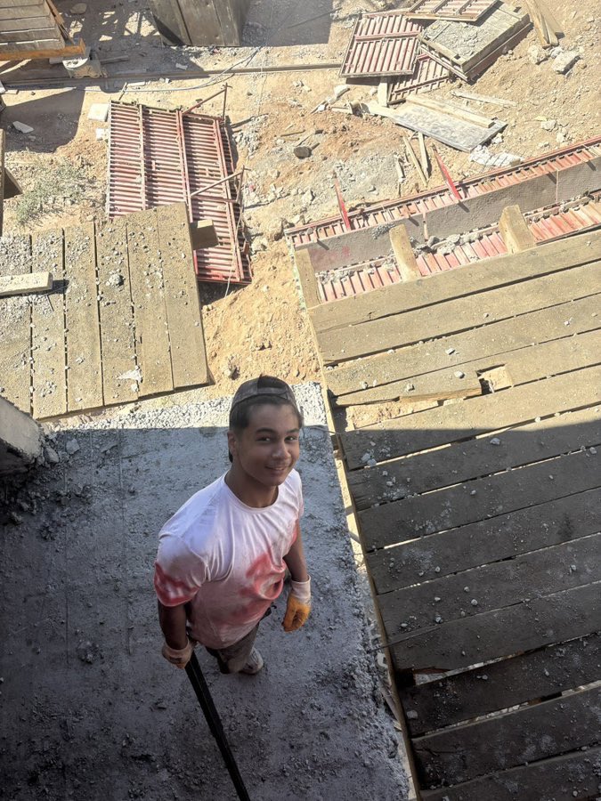 gagahaberyeni's tweet image. Malatya’da TOKİ inşaatında çalışan 17 yaşındaki Galatasaraylı gencin, kendi imkanlarıyla yaptığı Sane forması.