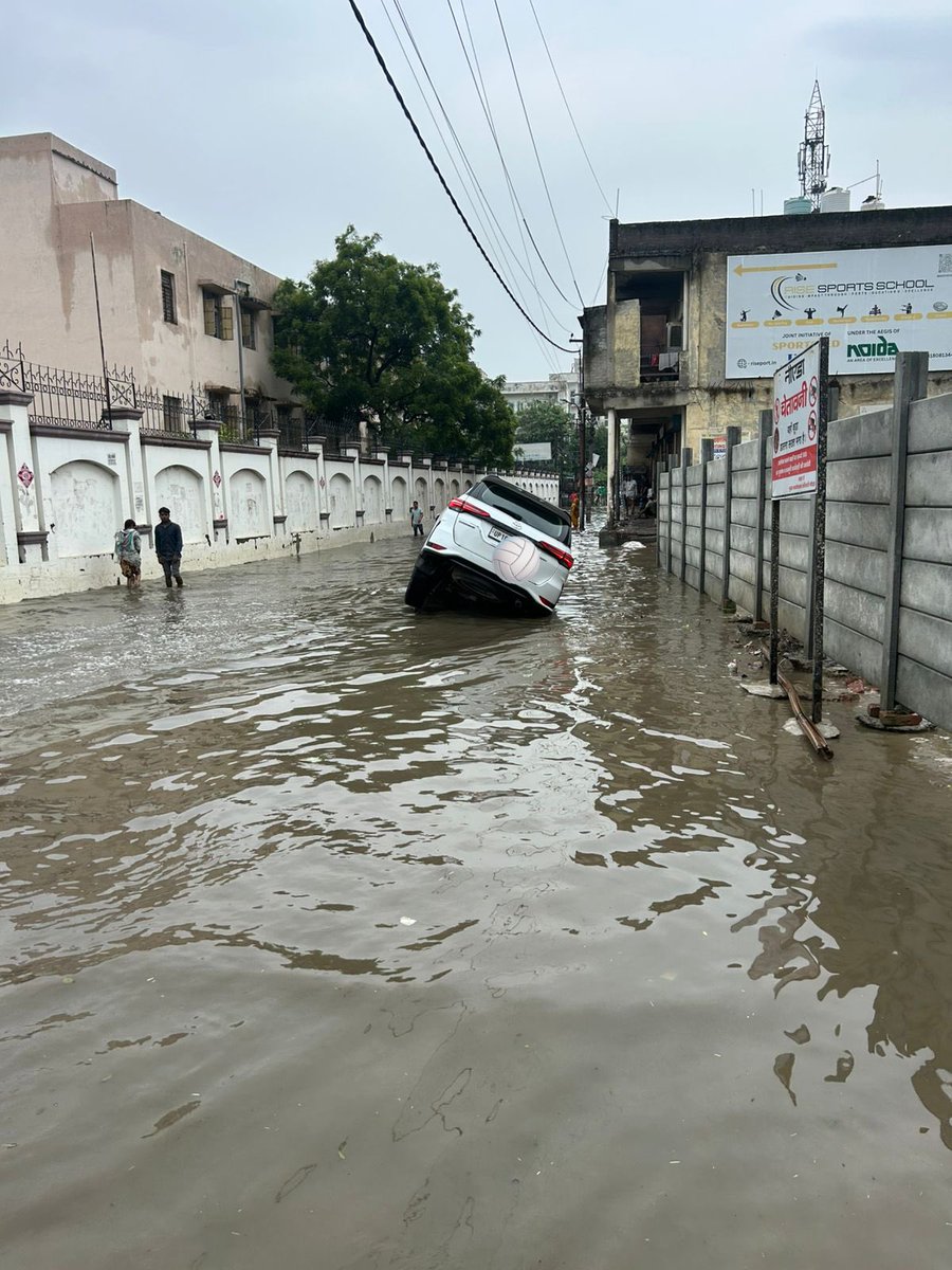 sunsaathiyaa's tweet photo. This is the condition of main road of noida.sarafabad sector 73 noida 12Aug 2025 @CeoNoida @noida_authority @dmgbnagar @CMOfficeUP @myogiadityanath @CPCB_OFFICIAL @InduPrakashPCS @TOINoida @NoidaUpdatesX @dr_maheshsharmaOur car was stucked in this water log Its pathetic condition https://t.co/5uZbCY3kfJ