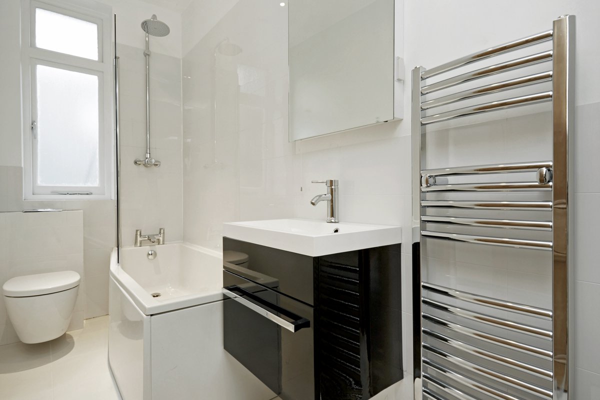 This bathroom had a problem that is common in old Victorian houses - the window was partially over the bath. 

This made incorporating a shower tricky. But they got around it by fitting a bath with a chamfered corner.

Problem solved!

bathroommarquee.co.uk/small-bathroom…