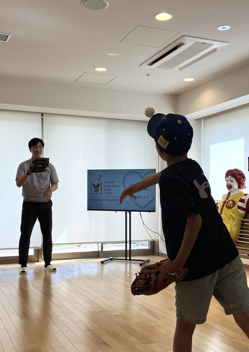 現在、新潟で #全日本学童軟式野球大会 が開催中です

その開会式で始球式を行った元プロ野球選手🧢の
#和田毅 さんがハウスにお越しくださいました✨

野球大好きなお子さんは憧れの人との
キャッチボール⚾️で大喜び😆

たくさんの笑顔が広がる時間でした
和田さん ありがとうございました🙇‍♀️

#野球
