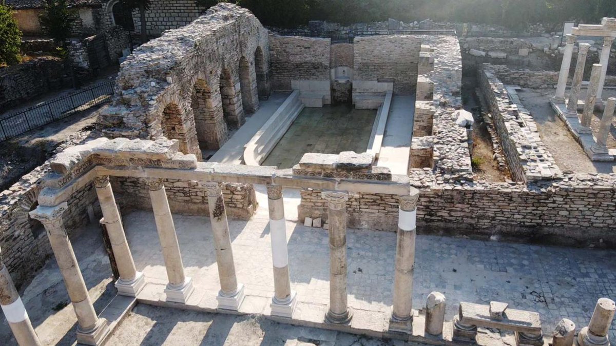 Muğla’nın Yatağan ilçesinde yer alan Stratonikeia Antik Kenti’ndeki Roma hamamında 1900 yıl sonra havuza su akmaya başladı. Stratonikeia ve Lagina Kazı Başkanı Prof. Dr. Bilal Söğüt, “Burada kazı ve konservasyon çalışmalarımızı bitirdik. 1900 yıl öncesinde olduğu gibi aynı