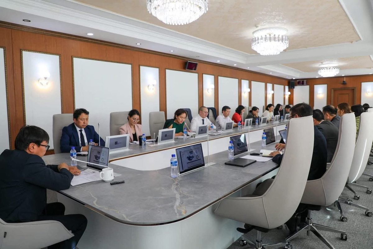 Насаараа сайд суух юм шиг л...
Унац нь л ийм зүйл рүү түлхдэг байх даа, эсвэл...