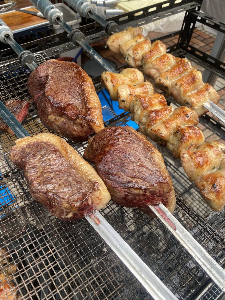ChurrascoMahito's tweet photo. 徳島市銀座商店街で
本格炭火シュラスコ屋��
出店中🍖🇧🇷✨
たくさん踊った後は
タンパク質と塩分補給に
シュラスコやと思ふ。
#阿波踊り #徳島 https://t.co/gEbdYmkuON