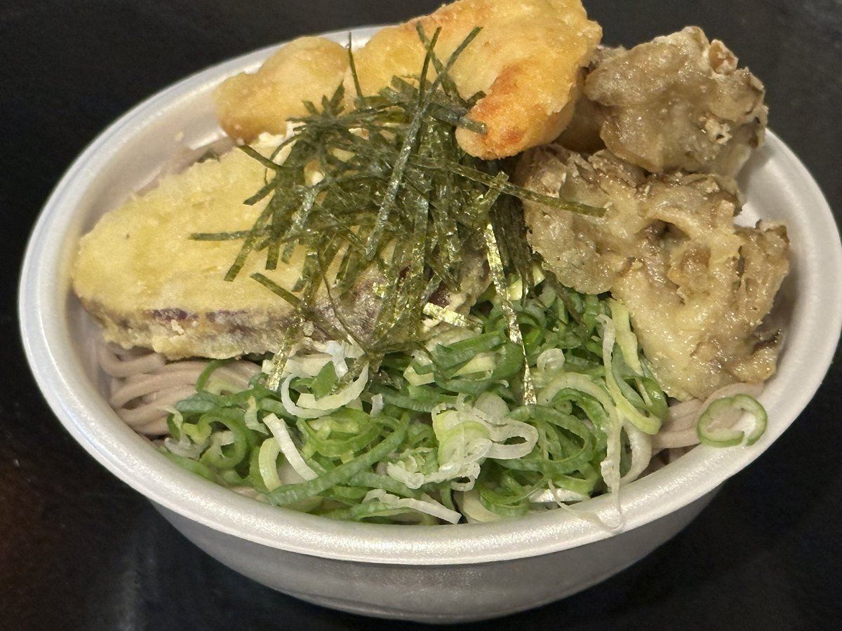sokai_takidashi's tweet image. 本日の炊き出しは天ぷら蕎麦
わさびを溶かしてさっぱりとさせたつゆに付けたお蕎麦は飽きのこない夏の定番メニューです!
さらっと食べやすい蕎麦に天ぷらのトッピング。
ジューシーさで満腹感もバッチリです!