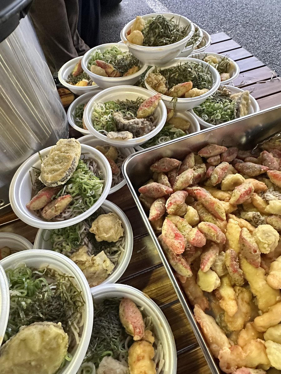 sokai_takidashi's tweet image. 本日の炊き出しは天ぷら蕎麦
わさびを溶かしてさっぱりとさせたつゆに付けたお蕎麦は飽きのこない夏の定番メニューです!
さらっと食べやすい蕎麦に天ぷらのトッピング。
ジューシーさで満腹感もバッチリです!