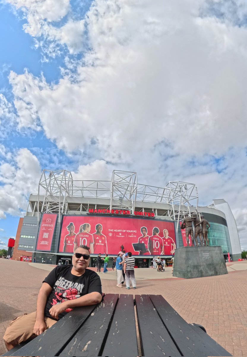ManUtdMumbai's tweet photo. Casually chilling at Old Trafford 😍

#MUFC #Manchester #MUSCM 
#Mumbai #RedArmy #NewSeason https://t.co/apvT4M2EKM