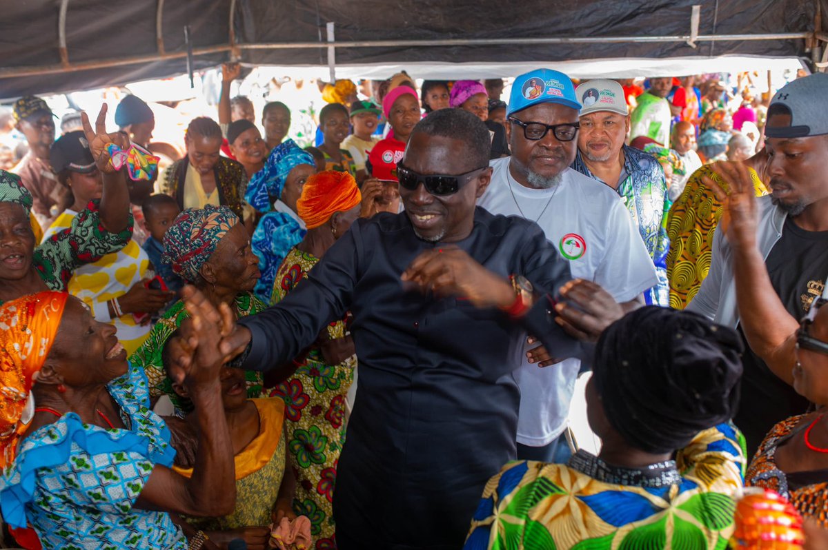 OkojieJo's tweet photo. There was a great shaken across various political wards in Esan South East, Ubiaja as the @OfficialPDPNig Edo Central Senatorial District campaign council stormed the local government.

#BuildingABetterFutureforOurPeople
#PrinceJoeOkojie 
#PJO4Senate 
#EdoCentral 
#VotePDP https://t.co/nWzfJXzIy2