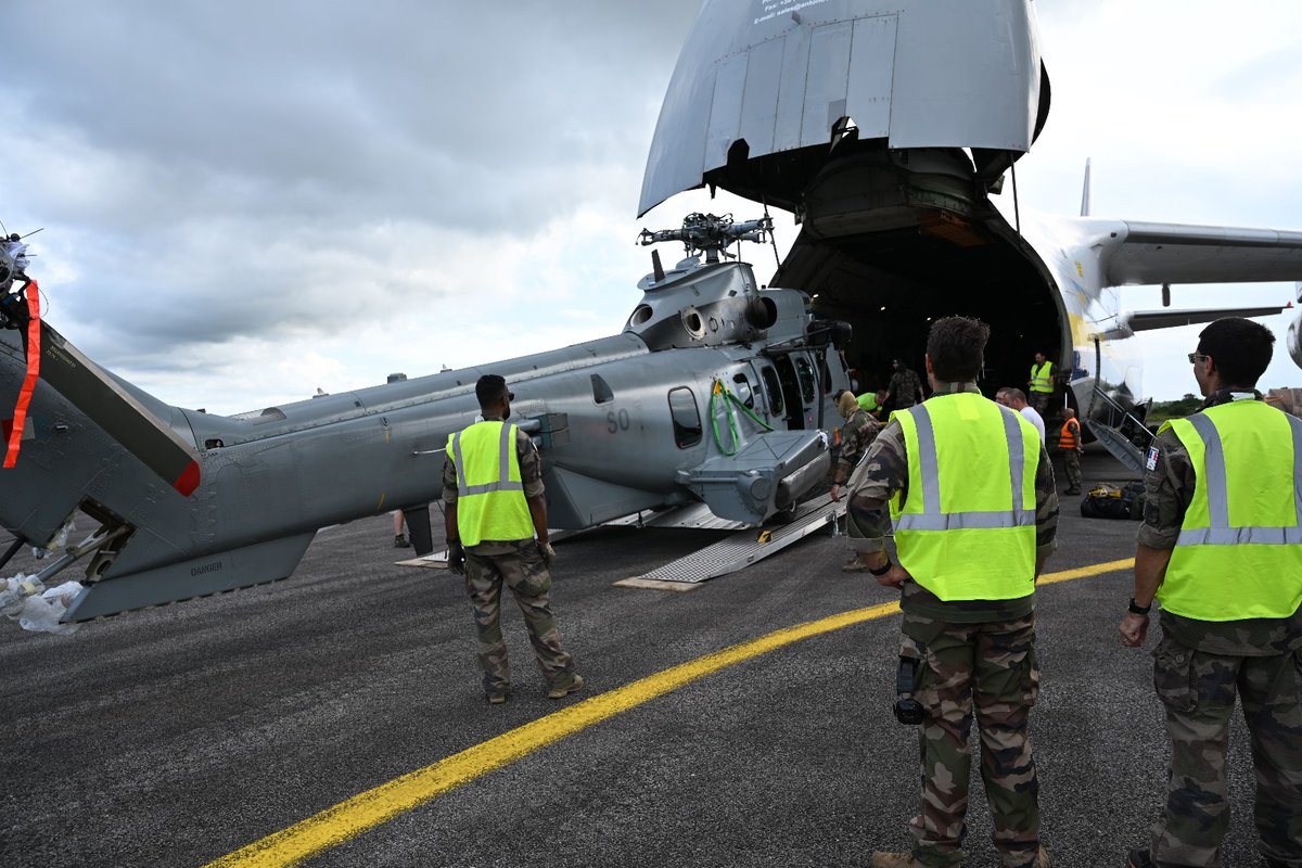 📍Guyane⎥Arrivée des deux premiers Caracal sur la base aérienne 367 où ils s’apprêtent à remplacer progressivement la flotte Puma.
Le H225M c’est :
🔹une capacité d’emport accrue
🔹plus de puissance et de rapidité
🔹plus d’autonomie offrant un rayon d’action élargi