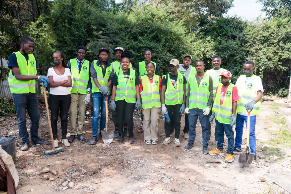 EcoResilienceN's tweet photo. It was more than trash bags &amp; gloves. It was  community building in action.

Our hearts were so full and this #InternationalYouthDay2025  we celebrate the amazing youth of Eco Resilience Network who rolled up their sleeves. 💚 https://t.co/jQg8HBlldD