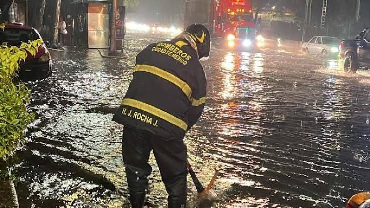 EnFocoNoticias1's tweet photo. ☔️ No cesa la lluvia en la #CDMXd: Se registra madrugada lluviosa ☔️ en prácticamente toda la Ciudad de México. ¡Tome sus precauciones! 🛑 https://t.co/DOzKlHy9ZP
