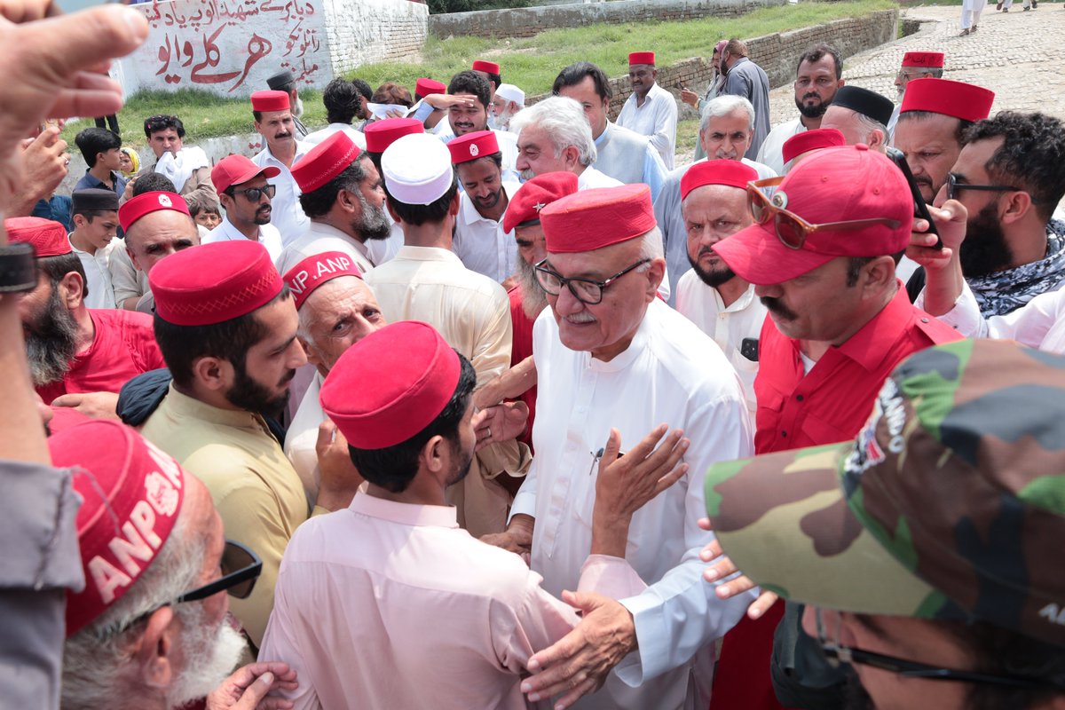 ANPMarkaz's tweet photo. یوم بابڑہ کی خصوصی تقریب ، مرکزی صدر عوامی نیشنل پارٹی ایمل ولی خان، صوبائی صدر میاں افتخار حسین کے ہمراہ یادگار شہدائے بابڑہ پہنچ گئے۔ اس موقع پر صوبائی جنرل سیکرٹری حسین شاہ یوسفزئی، ضلعی صدر شکیل بشیر خان، ضلعی جنرل سیکرٹری شہزاد الدین خان اور صوبائی و ضلعی کابینہ کے دیگر اراکین بھی شریک تھے۔
#BabaraMassacre #ANP #BabarraMassacre1948 #AimalWaliKhan