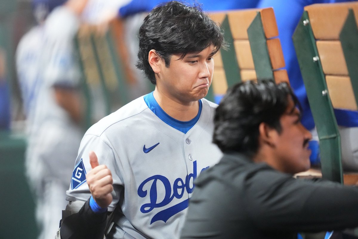 fullcountmlbc2's tweet photo. #ドジャース #大谷翔平 選手が試合中に仲良さそうに話しているのは…👀

バットボーイのスティーブ・パルドくんですね💡

2023年までエンゼルスでバットボーイ、2024年からビジターチームのサポートを担当しています🙌

#ShoheiOhtani #Shotime #Dodgers #LetsGoDodgers https://t.co/Oy8jLSW5Jg
