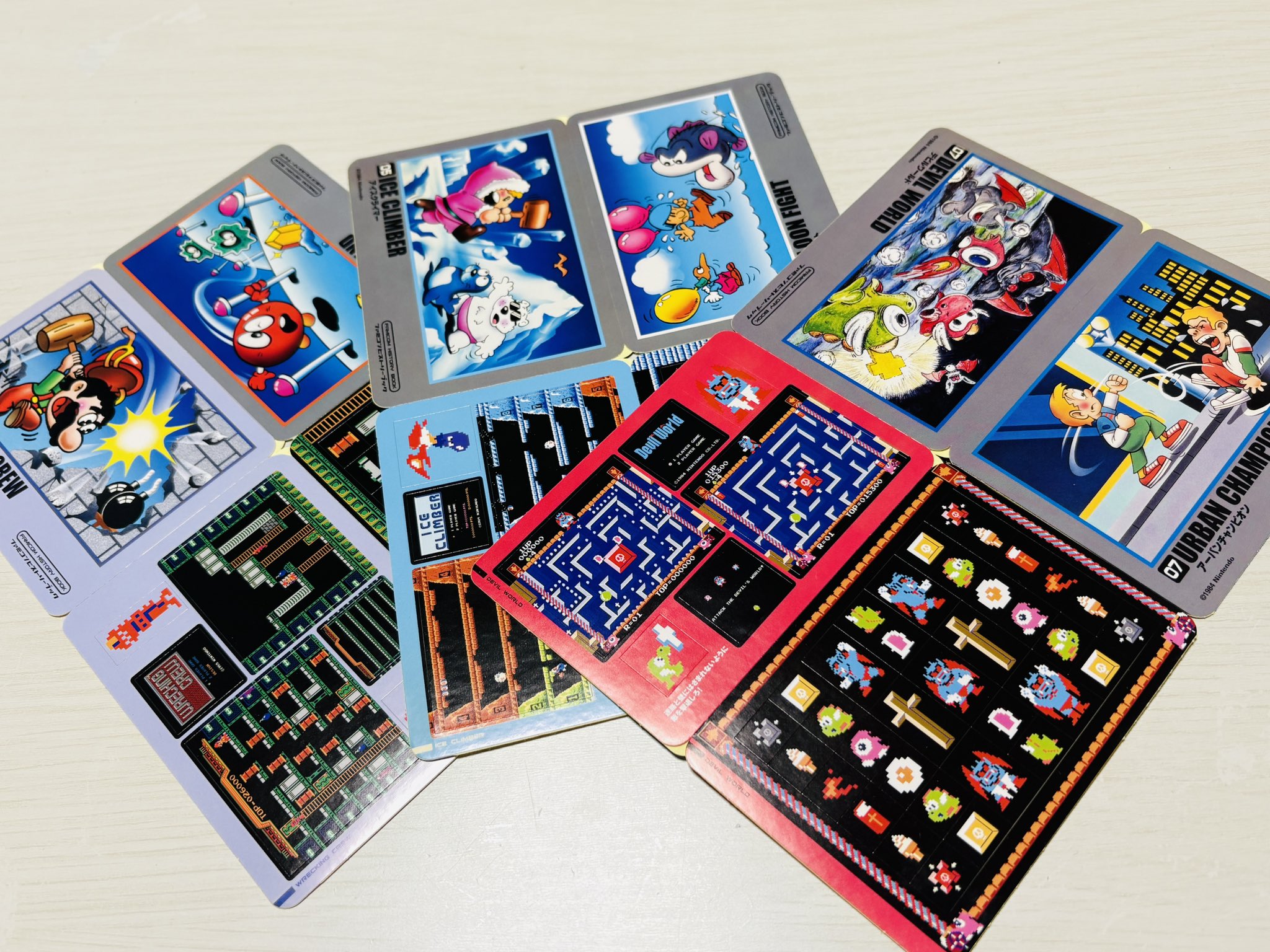 バンダイ　パタパタシールダス ファミコン ヒストリーブック パタパタシールダス ファミコン ヒストリーブック カードダス