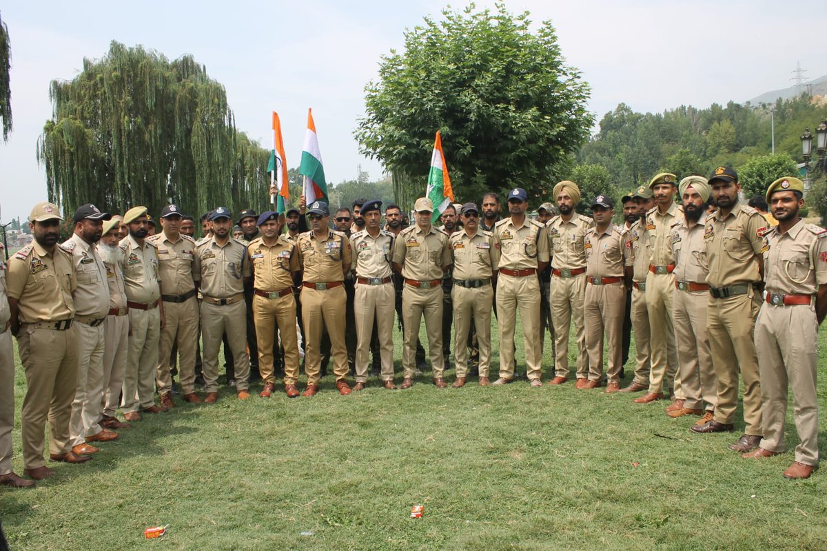 In a spectacular display of patriotism, unity, and national spirit, #GanderbalPolice organized a Mega #TirangaBikeRally as part of the nationwide "Har Ghar Tiranga" campaign ahead of Independence Day celebrations.
<a href="/JmuKmrPolice/">J&K Police</a> 
<a href="/KashmirPolice/">Kashmir Zone Police</a>