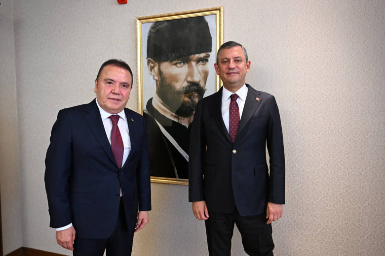 yekvucutcom's tweet photo. 💰 Antalya Büyükşehir Belediyesi’nde 195 Milyon TL’lik rüşvet zinciri ortaya çıkarıldı!

Savcılık ve KOM’un yürüttüğü operasyonda, Belediye Başkanı Muhittin Böcek’e uzanan dev yolsuzluk ağı ifşa edildi.

(FLOOD) https://t.co/uBiMEwUx29