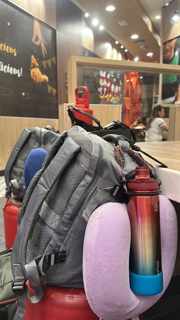 CatapangPj's tweet photo. yung nag jollibee kayo bago mag bakasyon sa France ❤️
#jollibee https://t.co/Yw6sXCd3As
