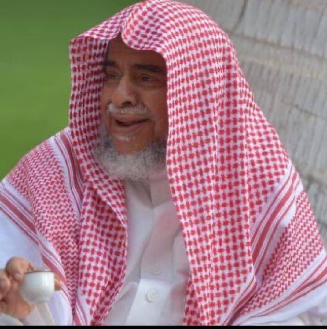 رحم الله فضيلة الشيخ أحمد بن محمد بشير معافا – القاضي السابق بمحكمة التمييز بمكة المكرمة، وأحد أعلام القضاء والعلم في المملكة – الذي أمضى عمره المبارك في خدمة الشريعة، وإحقاق الحق، ونشر مكارم الأخلاق، وبث روح النصح والرحمة في من عرفه أو تعامل معه.
لقد كان الشيخ – رحمه الله –