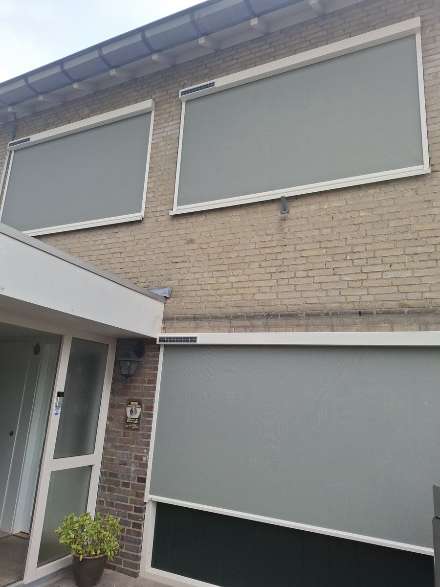 Voor... en na.

Oude handbediende uitvalschermen vervangen door draadloze solarscreens in Arnhem.

fremazonwering.nl 

#zonwering #upgrade #uitvalschermen #solarscreens #draadloos #Frema #regio #Rhenen #Veenendaal #Ede #Wageningen #Utrecht #Arnhem #Nijmegen #Gelderland e.o.