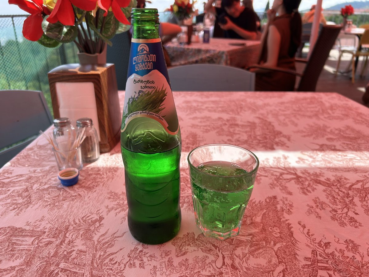 レモネード注文したらなんかヨモギ？みたいな香りのする緑色の炭酸ジュースがきた。