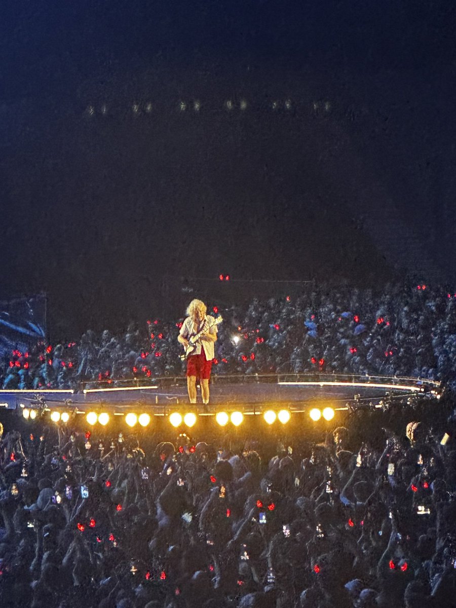syldu30's tweet photo. World tour AC/DC 9 août 2025. Un concert 🎸 Topissime Angus  nous a régalé (une légende). Le stade en folie 🔥 Les mecs ils sont pas bons mais excellents 💪🏻.   @acdc @StadeFrance https://t.co/AC5yyV60Ea