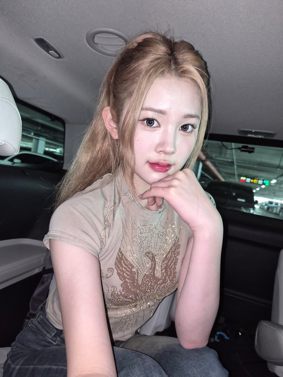 Rohaona's tweet photo. her hair, styled in a sleek ponytail with loose strands framing her face, flows effortlessly, adding a touch of natural beauty to each frame. making each photo a visual treat that invites fans to linger and admire. now please tell me, which one do you guys like the most? >____< https://t.co/3M6zH7Bgpe