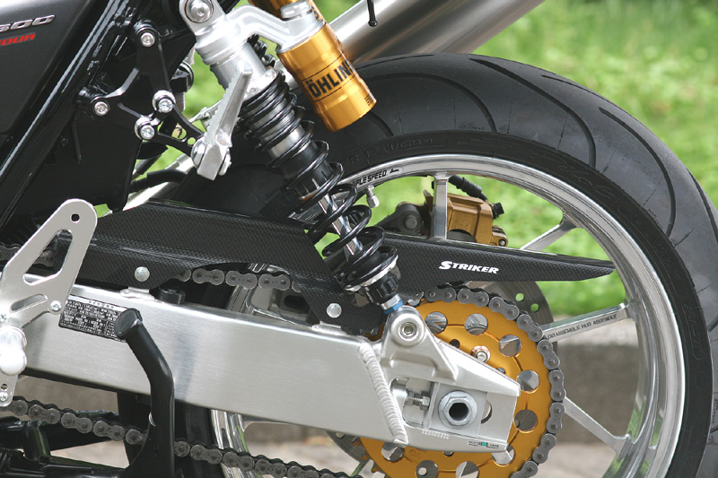 クラシックな丸目ヘッドライトやシンプルでありながら存在感のあるスタイリングで時代を超えて愛されるホンダ #CB1300SF,#CB1300SB
#SAD（#ストライカーエアロデザイン）#カーボンチェーンカバー は機能と、スポーティなルックスを両立したカスタムパーツです

↓製品情報↓
striker.ocnk.net/product/171