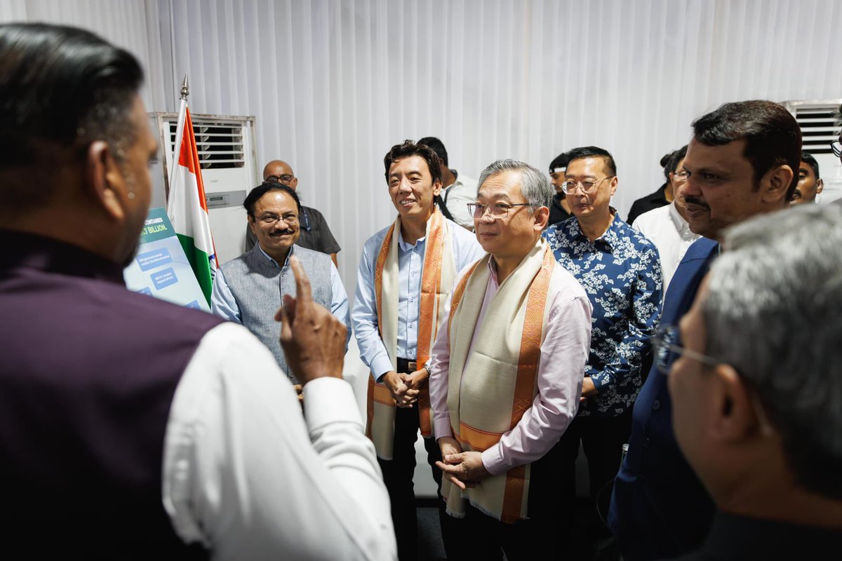 Maharashtra CM <a href="/Dev_Fadnavis/">Devendra Fadnavis</a> joined 🇸🇬 DPM Gan Kim Yong &amp; Transport Min Jeffrey Siow at <a href="/PSAIndia1/">PSA India</a>'s new Bharat Mumbai Container Terminal Phase 2! BMCT is now 🇮🇳's largest container terminal (4.8 mil TEUs) and has the longest wharf (2000m). PSA invested a total of US$1.3 Billion.