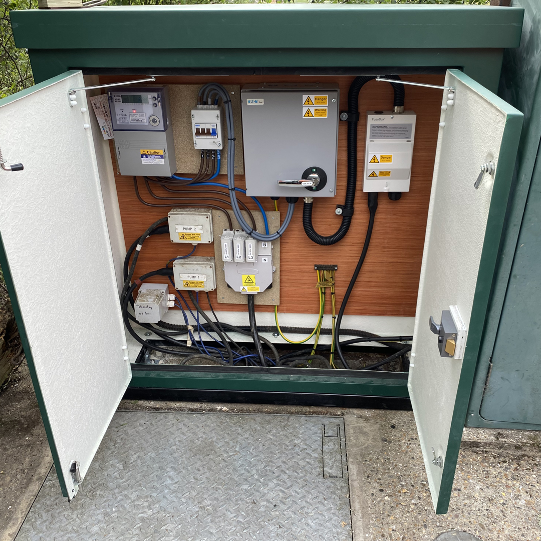 GibbonsGroup's tweet image. After 40+ years, the control kiosk at AW North Ockendon was replaced!

✅ Power isolation with UKPN
✅ Sewage management with AW tanker
✅ Full reconnection &amp;amp; testing

Safe, reliable, and ready for decades more service.

#EngineeringSolutions #Infrastructure #engineers #teamwork