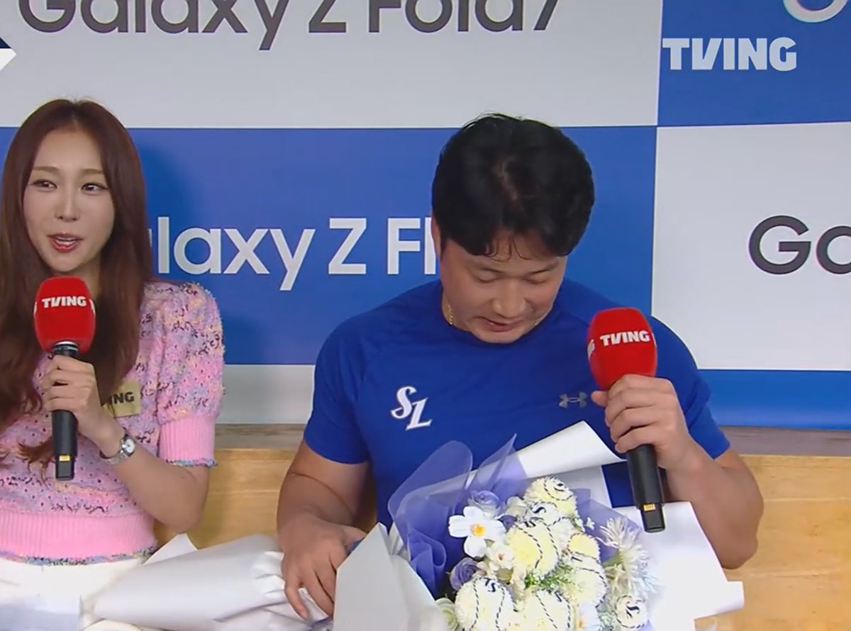 꽃다발 야구공모양이라 계속 빤히봄….
아저씨은퇴하지마요…