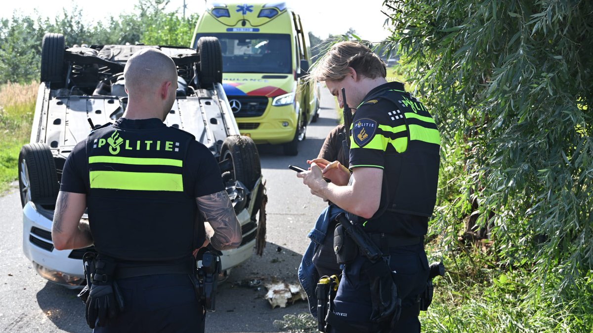Auto over de kop in Heiloo