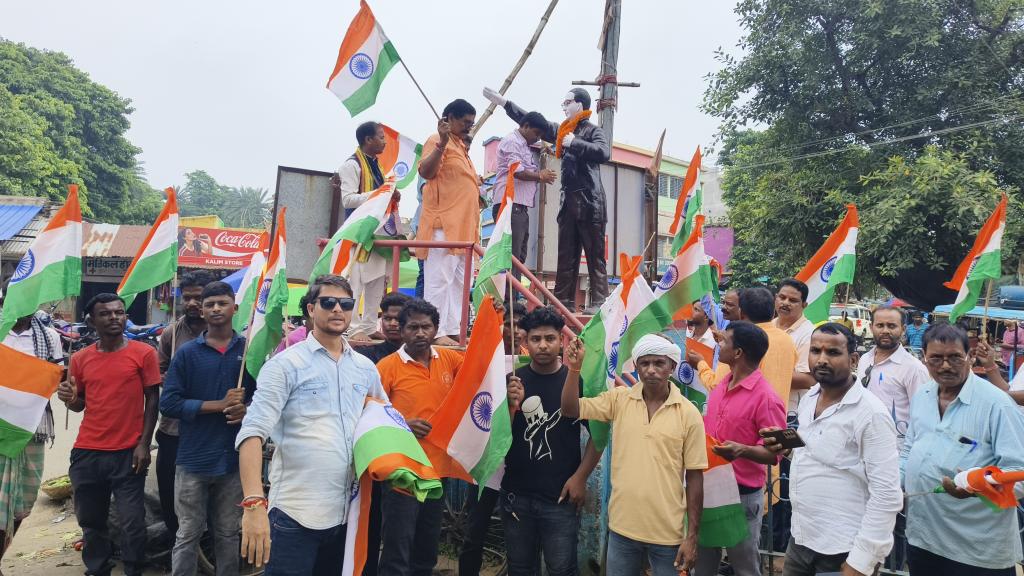 देश के यशस्वी प्रधानमंत्री श्री  <a href="/NarendraModi/">Narendra Modi</a> जी के आव्हान पर हर घर तिरंगा अभियान के तहत महेशपुर मंडल में तिरंगा यात्रा एवं जनजागरण कर लोगों से तिरंगा लगाने का आग्रह किया। 
<a href="/BJP4India/">BJP</a>
<a href="/bjp4jharkhand4/">भाजपा सागवाड़ा</a>
<a href="/AmitShah/">Amit Shah</a>