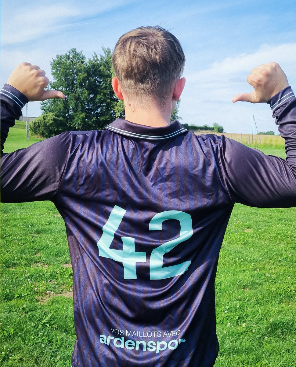 Je crois qu'il voulait montrer son nom (faut virer le directeur artistique). 
A part cela, nous faisons aussi des maillots avec des cols polos pour ceux qui veulent, personnalisation intégrale : vos couleurs, vos sponsors ... 💙
Filez en DM, parlons-en. 🥷