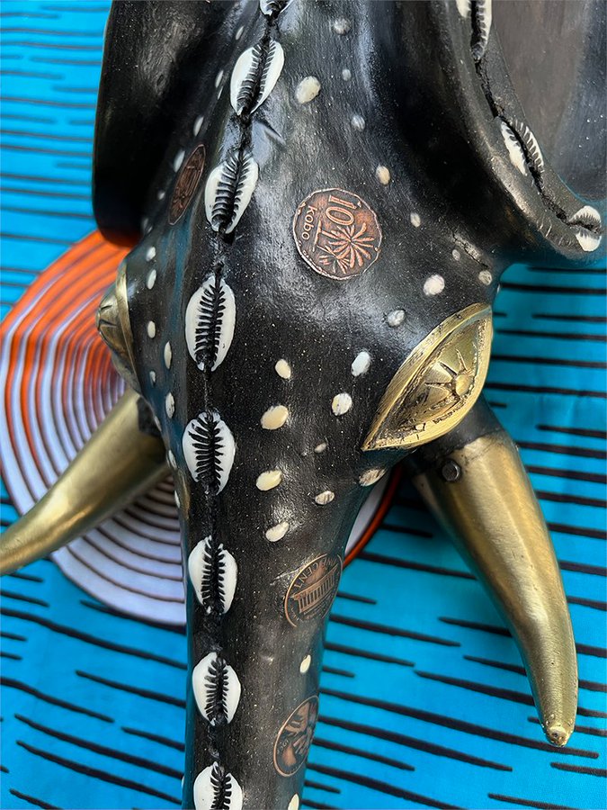kameminoji's tweet photo. 今日はゾウの日らしいので、
カメルーン土産のバミレケ族のゾウ仮面を🐘
万博では巨大なのが展示されていました〜 欲しい
#世界ゾウの日 #africanmask #EXPO2025 https://t.co/0gs6pw4Mv6