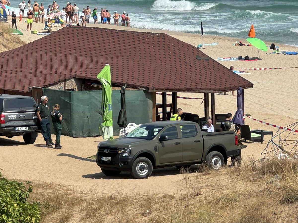 Сегодня к нам на пляж вынесло большой военный дрон. Выставили полицейское оцепление. Через пару часов приехали натовские саперы и взорвали дрон прямо на пляже. Никто не пострадал. Люди продолжили загорать в 50 метрах за ленточкой. На том самом месте где утонул Юра Бутусов
