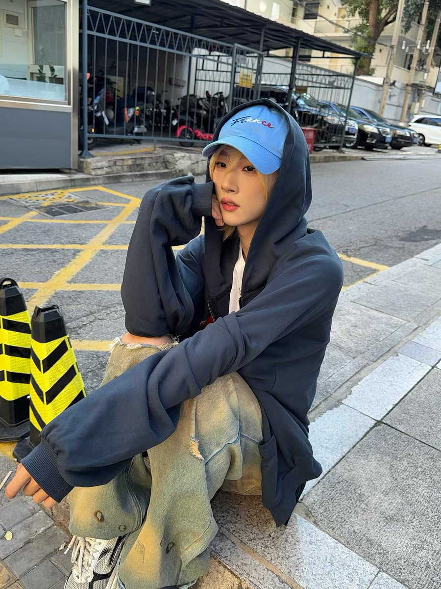 HuYetaoFanbase's tweet photo. 🪄 XHS 2025.08.12 (5/5)
“The photo looks better than the real person. If you need anything, please refer to the photo. #WhatToDoToday #CelebritiesHaveMoreThanTwoSides
#StreetVibe #TakingPhotosWithAHat So hansome”
#HUYETAO #胡烨韬 #หูเย่เทา #후예타오
#NEXT1DE #NEXT1DE_HUYETAO https://t.co/HG3ZETTeKp