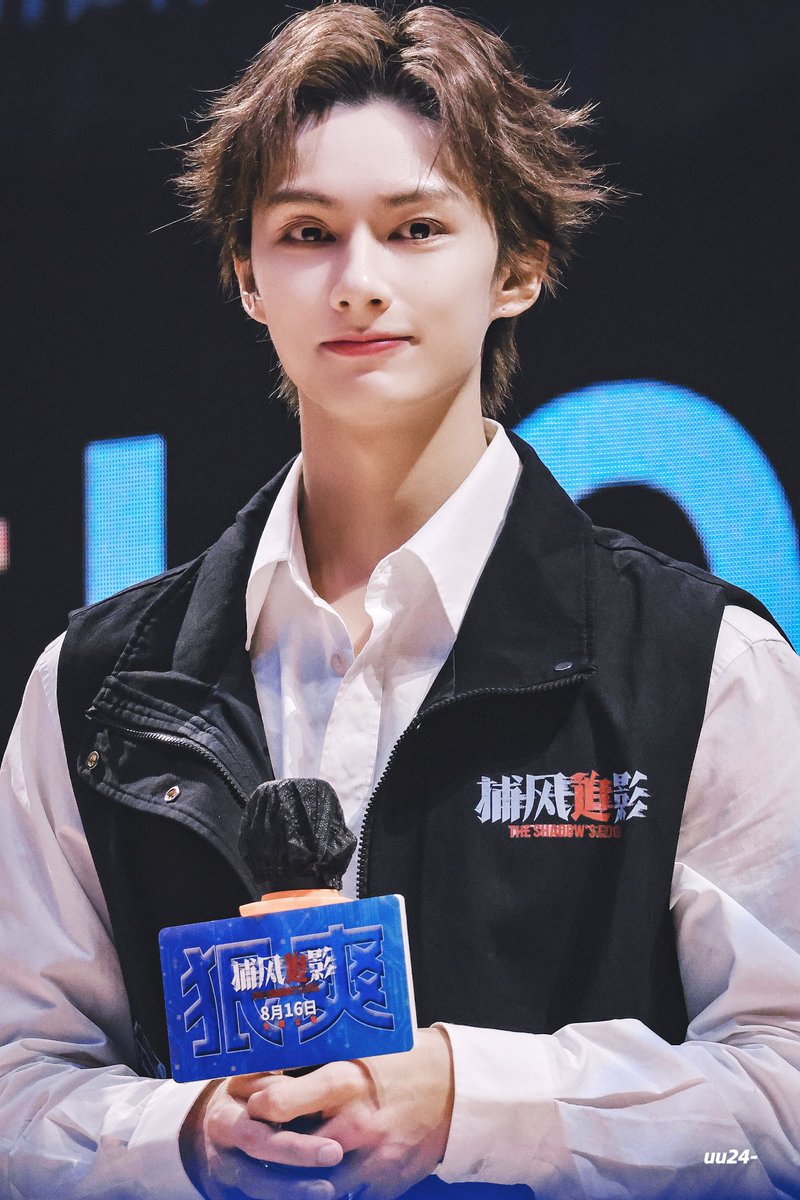 250812 심천 포풍추영 시사회

#JUNHUI_HuFeng
#文俊辉捕风追影 #文俊辉胡枫 
#준  #문준휘  #ジュン #文俊辉
 #JUN #세븐틴 #seventeen
