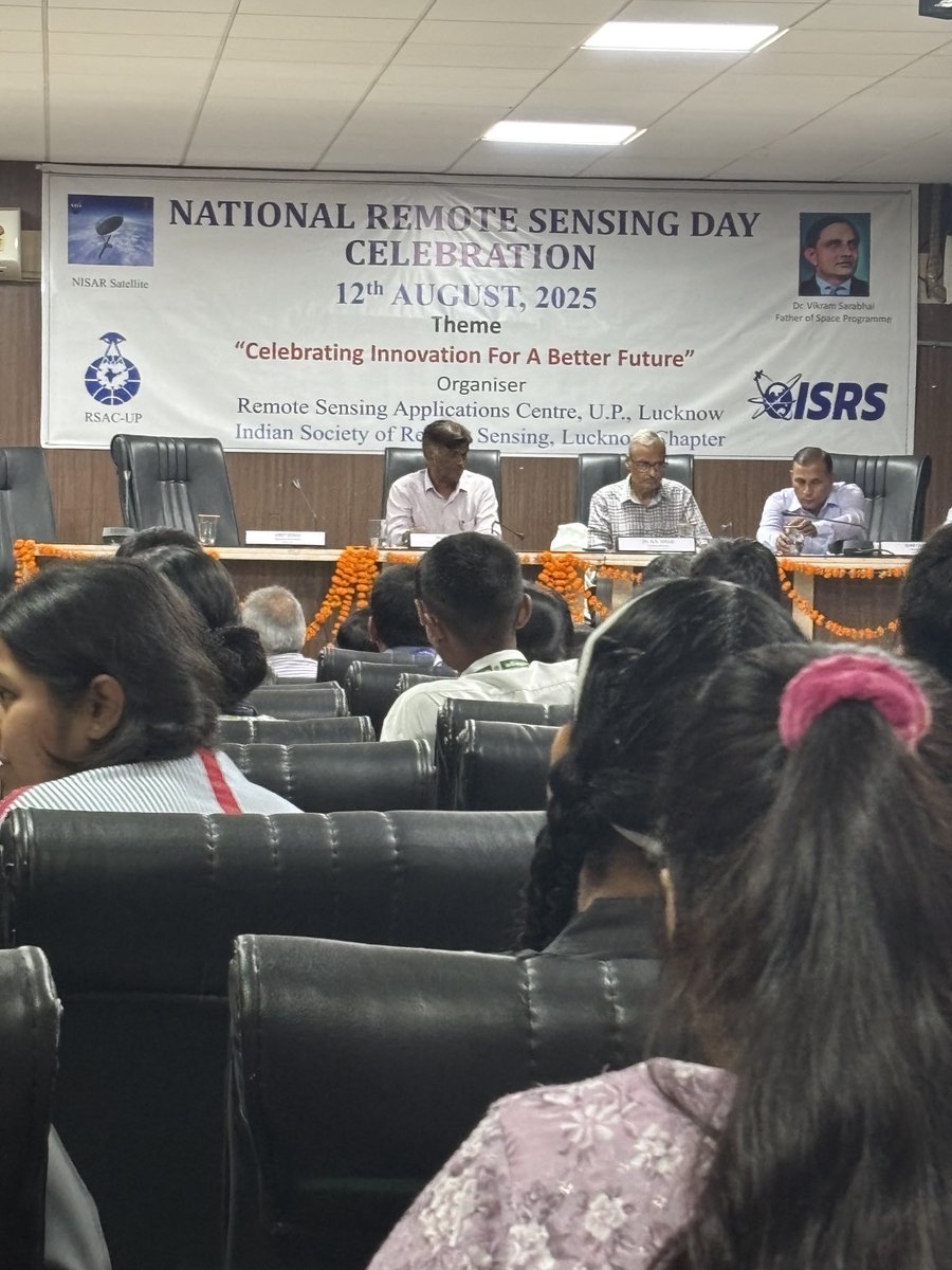 GayatriPrasad9's tweet photo. RSAC,UP द्वारा आयोजित National #RemoteSensingDay के अवसर पर मुझे युवा विद्यार्थियों में रिमोट सेंसिंग के प्रति अत्यधिक का उत्साह देखने को मिला. आने वाले समय में लखनऊ से एक नहीं है कम से कम पचास कैप्टन शुभांशु शुक्ला देश की सेवा करेंगे ऐसा मेरा विश्वास है.
#DrVikramSarabhai https://t.co/jHBkLjATLl