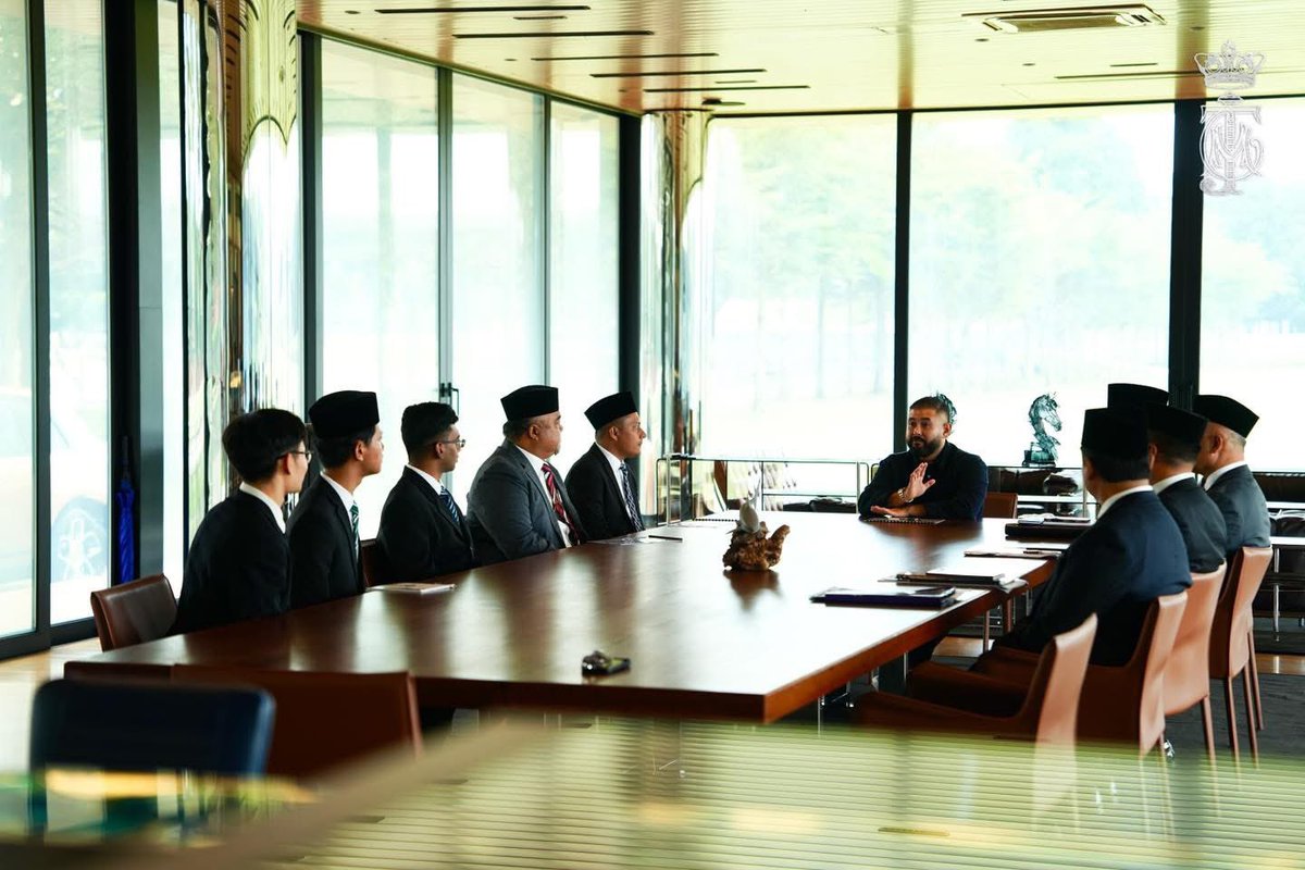 HRHJohorII's tweet photo. Duli Yang Amat Mulia Tunku Mahkota Ismail, Pemangku Sultan Johor terima mengadap penerima Biasiswa Orang Muda Johor iaitu Muhammad Fauzi Syahmi bin Mohd Zain, Laxmann A/L Muralitharan dan Lee Chong Ming pada hari ini, 12 Ogos 2025. Hadir sama adalah YAB Dato' Onn Hafiz Bin Ghazi, Menteri Besar Johor. Allah Peliharakan Sultan.