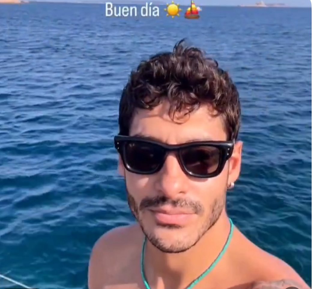 Paulino non ti avvicinare ai quei ricci meravigliosi che ti vengo a cercare ci siamo capiti vero ????😂😂
Facundo e i ricci e noi impazzite🤍🤍
Javvii❤️
#helevier #javi7