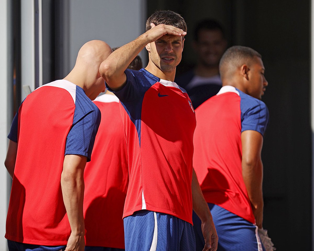 César Azpilicueta es una de las opciones para la defensa de Osasuna. 

Ya hay contactos entre las partes.  

El ex jugador del Atlético de Madrid, actualmente agente libre, es uno de los perfiles que se barajan en una terna de nombres. <a href="/LucaBendoni/">Luca Bendoni</a>