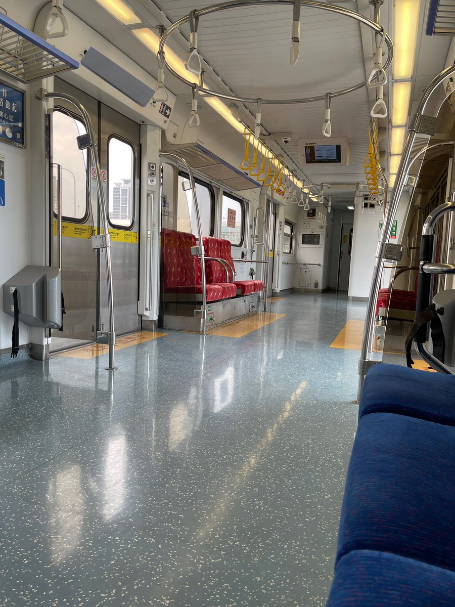 一個人都沒有的車廂
要是旁邊有肉棒可以吃就好了…